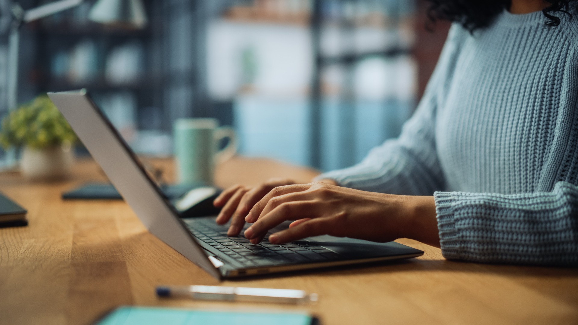 Nahaufnahme der Hände einer Fachkraft, die an einem Laptop arbeitet