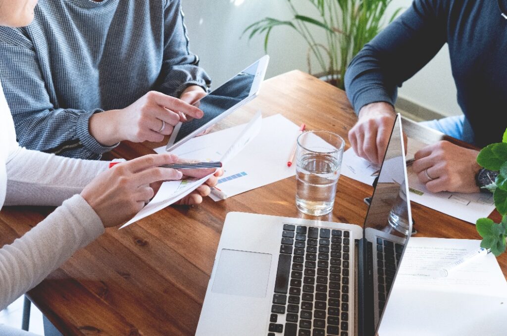 Team bei der Arbeit im Büro